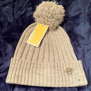 Michael Kors Super Cute Ribbed Light Grey Beanie Hat w/ Pompom BRAND NEW NWT